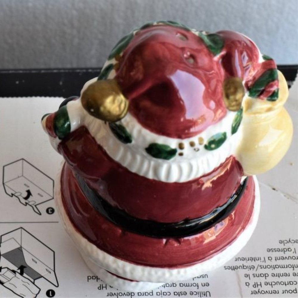 Pair of Santa Claus Salt & Pepper Shakers - Picture 4 of 4